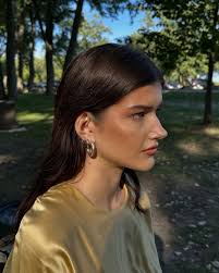 I wish someone showed me how to do “full face” without completely  shapeshifting. I have friends who are afraid 🥺 of wearing makeup 🥺  because they still want to recognize themselves, FEEL