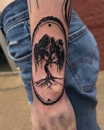 Weeping willow tattoo done by @ars0nist.ink . . . . #tattoo #atlantatattoo #traditionaltattoo #boldwillhold #atl #tattooworkers #kingdomtattooatl #gatattooers #femaletattooartist #traditionaltattooatlanta #planttattoo
