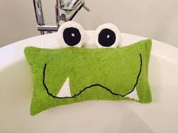 Das Kleine Grune Bademonster Sucht Ein Neues Zu Hause Es Ist Ein Treuer Freund Der Auch In Nassen Zeiten Immer Eine Schulter Lustiges Kissen Kissen Badewanne