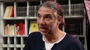 الممثل نوار بلبل تلقيت عرضاً مالياً من مدير مكتب أسماء الأسد قبل اندلاع  الثورة السورية بقليل، بلغت قيمته مئة ألف دولار، مقابل الانضمام إلى مناصري  نظام الاسد .