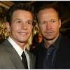 Mark wahlberg zieht es ziemlich. 1