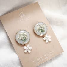 4 スポーツウェアのアクセサリーになりますか アクセサリー あわいグレー白い花束 ピアスのみ ほんのりパール polymer clay jewelry diy resin jewelry flower resin jewelry