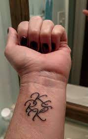 This bold d tattoo design is quite a great design for men, specifically because girls are more into sleek designs. Pin De Kathy Pettit En Initial Tattoos Tatuajes Femeninos En La Muneca Tatuaje Inicial Tatuajes De Familia