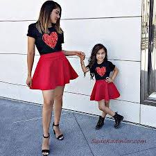 2020 anne kiz kiyafet kombinleri kirmizi mini etek siyah kalp baskili kisa kollu bluz kiyafet kombinleri mother daughter outfits mother daughter fashion mommy daughter outfits