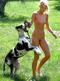 Naked blonde babe walking her dog Porn Pic - EPORNER