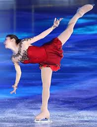 En 2006, ils avaient opté pour des costumes à strass aux couleurs chatoyantes, dignes du carnaval de rio au brésil, pour les championnats d'europe de patinage artistique, organisés à lyon. La Tenue De Patinage Artistique En 47 Photos Archzine Fr