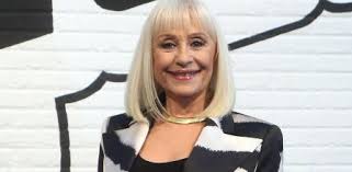 La polifacética cantante italiana raffaella carrà, conocida por sus temas como a raffaella carrà, cantante italiana. We3urvhel99ksm