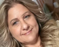 Laura Stillman's Instagram, Twitter & Facebook