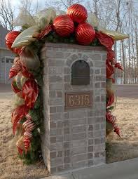 Christmas decorating ideas for porches, doors and windows. Mailbox Christmas Garland No Info But Lots Of Pictures For Ideas I Make These With Work Garla Christmas Mailbox Decorations Christmas Garland Mailbox Decor