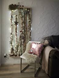 Eine Stimmungsvolle Deko Aus Birkenstammen Aus Dem Garten Die Drahtlichterkette Macht Das Ganze J Small Living Room Decor Simple Living Room Living Room Decor