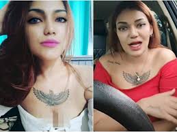 Tato di bagian atas dada (atau bahkan hanya di tulang dada) bisa disebut gorget atau décolletage. Curhat Anaknya Dicovidkan Netizen Salfok Ke Tato Di Dada Wanita Ini Pancasilais Sejati Indozone Id