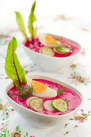 Sbucciate le barbabietole, mettete in una pentola con abbondante acqua salata e lessate fino a quando risulteranno morbide, quindi scolate e tagliate a dadini. Borsch Freddo Con Barbabietola Rossa Ricetta