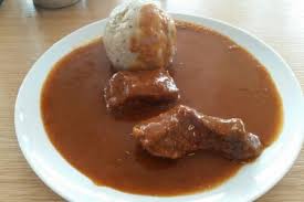 Rindsgulasch Mit Semmelknodel Rezept Rindsgulasch Gulasch Leckeres Essen