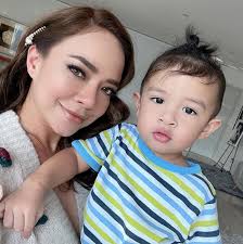 How could our lives be as clean and white as a blank sheet of paper ? Geniusnyaaa Ney Ney Nora Danish Time You Pregnant Banyak Makan Buah Delima Ke Apa Ni Oh Kopak