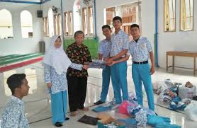Untuk lebih jelasnya dapat menghubugi. Siswa Kelas Xii Man 1 Banda Aceh Sumbangkan Baju Seragam Ke Adik Kelasnya Man Model Banda Aceh