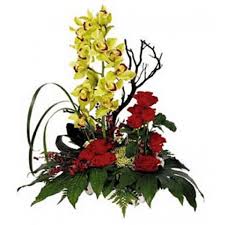 Siccome un compleanno non capita tutti i giorni, bisogna fare in modo da rendere unica questa giornata. ð—¥ð—®ð—³ð—³ð—¶ð—»ð—®ð˜ð—® ð—˜ð—¹ð—²ð—´ð—®ð—»ð˜‡ð—® Bella Ciotola Di Rose Rosse E Orchidee Poste Su Una Base Di Fiori Composizioni Floreali Semplici Fiori Di Compleanno