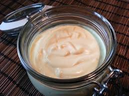 Vegane Mayonnaise Selber Machen Ganz Ohne Ei Wie Geht Das Eigentlich Ein Sehr Einfaches Und Schnelles Rezept Vegane Mayonnaise Rezepte Lebensmittel Essen