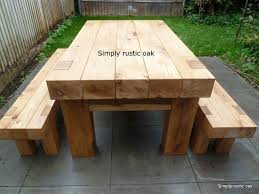 Table De Jardin En Chene Avec Poutre 2 In 2020 Gartentisch Rustikale Gartenmobel Rustikale Holzmobel