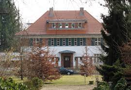 Ferienhaus direkt am see is set in bad saarow and offers a garden, a private beach area and barbecue facilities. Datei Haus Am See Bad Saarow 01 Jpg Wikipedia