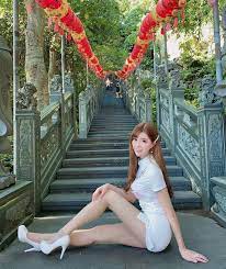薇薇兒on instagram 無意間發現古色古香好有意境的地方大紅燈籠高高掛 不過拍照要瘋狂躲後面的路人 順著樓梯爬上去完全喘呼呼你喜歡哪一張呢 台北景點