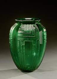 Lot Daum Nancy France Grand Vase En Verre Teinte Vert A Decor En Creux De Motifs Dans La Vente Arts Decoratifs Du Vase Verre Grand Vase En Verre Daum