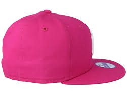 This lid features bold embroidered graphics on the crown and a structured fit that makes for a comfortable wear every time. Kids Ny Yankees League Basic Hot Pink 9fifty Snapback New Era Caps Hatstoreworld Com