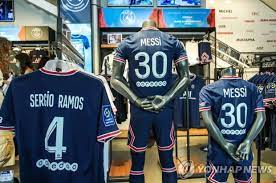 Messi posed inside the psg stadium with his new shirt number, the #30 with which he started his. Znrzd5qhvbv8nm