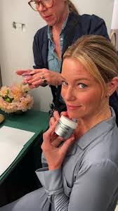 Elizabeth No's Instagram, Twitter & Facebook