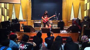 Grup musik ini beranggotakan 4 orang yaitu zaky (vokal), arif grup musik ini beranggotakan 4 orang yaitu zaky (vokal), arif (bass), qiwe (drum) dan pupun (gitar). Pupun Dudiyawan I Luv Rara 2015 Youtube