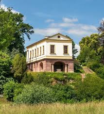 Außen klassisch, innen modernes leben auf zwei ebenen: Romisches Haus Im Park An Der Ilm In Weimar