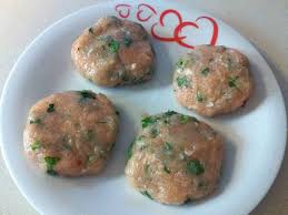 Ingredienti800 g di polpa di tacchino macinata1 cipolla80 g di mollica di pane1 uovo2 spicchi d'agliolattesalepepeper la salsa2 cipolle grosse rosse50 g di zucchero di canna1 cucchiaio di aceto bianco2 cucchiai. Hamburger Di Pollo Ricetta Hamburger Di Pollo Con Foto