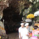 Untuk ke tempat wisata ini, disarankan untuk berpakaian sopan dan tidak boleh mengenakan celana pendek atau kaos tanpa lengan di setiap bangunan candi. Objek Wisata Goa Garba Pura Pengukur Ukuran Di Pejeng Gianyar