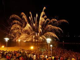 La noche de san juan es una de las celebraciones más importantes y especiales de todo el año. Hogueras De San Juan En Valencia 2021