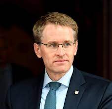 Er bekräftigte sein angebot bis zu 30 junge migranten aus. Daniel Gunther Grosse Koalition Kann Vom Kieler Jamaika Bundnis Lernen Welt