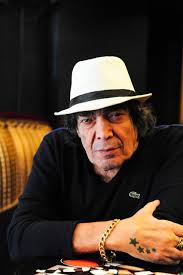 He was a composer and actor, known for tango bar (1987), el mundo que inventamos (1973) and la carpa del amor (1979). Galeria De Fotos Cacho Castana Una Vida Intensa Y Con Sus Propias Reglas Musica La Voz Del Interior