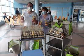Villeneuve D Ascq Des Employes De Zodio Distribuent Des Chocolats De Paques Aux Soignants Lille Actu