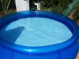 Ist der boden des pools schmierig oder das wasser trüb, sollten sie ein flockungsmittel anwenden. Braunes Poolwasser Aus Dem Brunnen Wieder Glasklar Im Pool Haushalts Tipps24 De