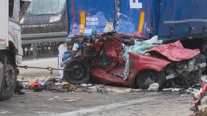 Unfall a13 heute gestern aktuelle unfallmeldungen von der a13 tag24 from media.tag24.de auf der autobahn 13 kam es zu einem schweren unfall. Nonstopnews Horrorunfall Auf Stauende Auffahrender Lkw Lost Massencrash Aus Pkw Zwischen Zwei Lkw Regelrecht Zerquetscht Zwei Tote Ein Schwerst Funf Leicht Verletzte