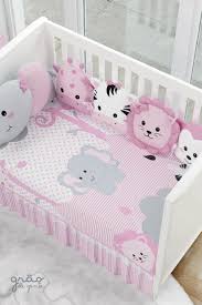 O Kit Berco Amiguinhas Safari Chega Proteger Sua Menina E Ensinar O Amor Pelos Animais Desde Ced Quilts De Bebe Menina Travesseiros De Bebe Cama De Bebe Menina