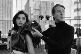 Halston took an interest in sewing from his mother, and from an early age he showed a special interest in making hats. Jvfmxih2w7sabm