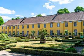 Marvin Auf Instagram Benrath Dusseldorf Schlossbenrath Schloss Burg Park Garten Castle Blumen Blume Benratherschloss House Styles Mansions House