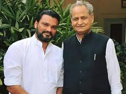 ashok gehlot ex osd Lokesh sharma says former cm should be questioned in  phone tapping case गहलोत ने दी पेन ड्राइव, फोन टैपिंग में हो पूछताछ; पूर्व  OSD के बयान से बढ़ेंगी
