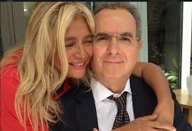 Non può più parlare, ma ha trovato nelle piccole cose e nell'amore per la sua famiglia una nuova ragione per continuare a vivere e sorridere. Dopo Il Malore Riappare Lamberto Sposini Sul Web Scatto Insieme A Mara Venier Fan Felici Foto Giornale Di Sicilia