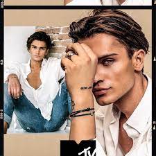 Not very attractive without makeup. Mtvnl Pa Twitter Onze Beste Vrrriendin En Mtv Presenter Koen Kardashian Is Deze Week Onze Mcm Champagneyney Koenkardashian Mtvpresenter Champagneyney Champagneopmijnhautecouture Https T Co Bzugiag7l3