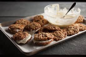 Biscuits Comme Un Sandwich Carottes Et Fromage A La Creme Recettes Signe M Food Desserts Whoopie Pies