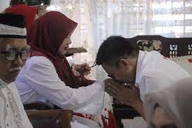 Nah dalam artikel kali ini panduanajib akan berikan beberapa contoh ucapan sungkem lebaran idul fitri bahasa jawa singkat dan mudah di ingat. Kata Kata Sungkem Dalam Bahasa Jawa Krama Dan Artinya Cocok Untuk Hari Raya Media Jawa Timur