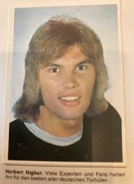 Als Kind habe ich mit meinen Kumpels vor dem Haus gebolzt und da war ich  auch mal gerne im Tor und wer war ich dann … Norbert Nigbur. Ich war sehr  stolz,