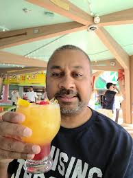 Has anyone met the 'Fishers' at the pool bar?