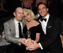 Złote globy to jedne z najważniejszych wyróżnień w świecie filmu i telewizji. Zlote Globy 2016 Lady Gaga Ze Statuetka Dla Najlepszej Aktorki Nastepny Bedzie Oscar Eska Pl