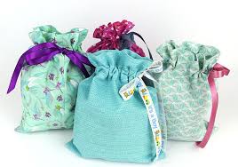 Finished with a pretty bow and eyelet detail. Quick Easy Drawstring Gift Bag Tutorial Alanda Craft
